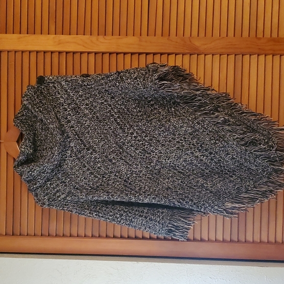Women's Poncho/Shawl - Picture 2 of 4
